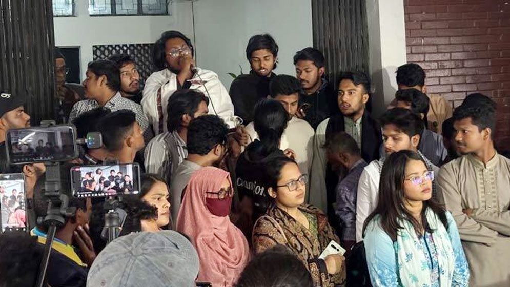 ঢাবির দুই হলের নাম পরিবর্তনের দাবিতে ভিসির কার্যালয় ঘেরাও