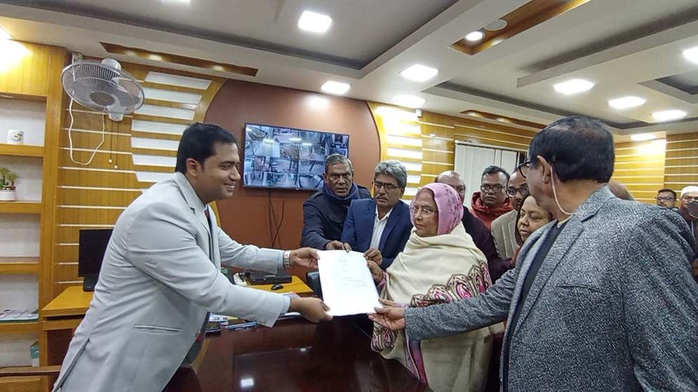 পুতুলের মনোনয়ন ফরম তুললেন মা