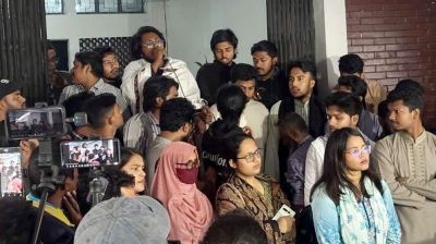 ঢাবির দুই হলের নাম পরিবর্তনের দাবিতে ভিসির কার্যালয় ঘেরাও