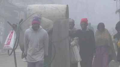 দেখা নেই সূর্যের, বৃষ্টির মতো ঝরছে কুয়াশা