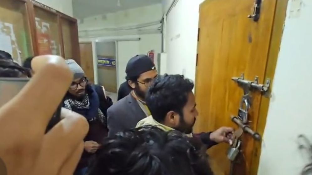 আ.লীগপন্থি তিন ডিনের অফিসে তালা দিয়েছেন রাকসু নেতারা