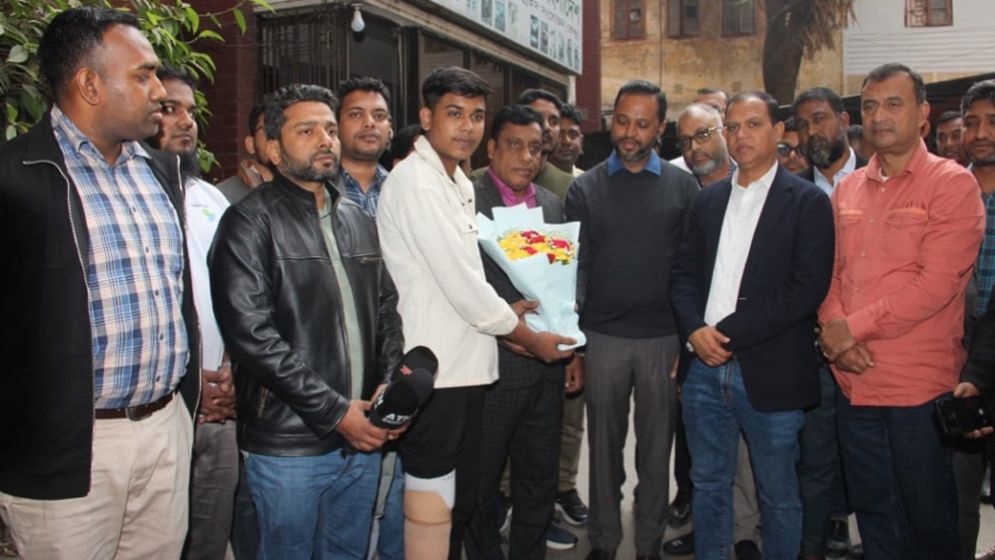 অসহায় শিক্ষার্থী বাইজিদ হোসেনের পাশে দাঁড়ালেন তারেক রহমান