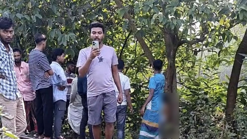 রেলক্রসিংয়ের পাশের গাছে জজ আদালতের সেরেস্তাদারের ঝুলন্ত লাশ