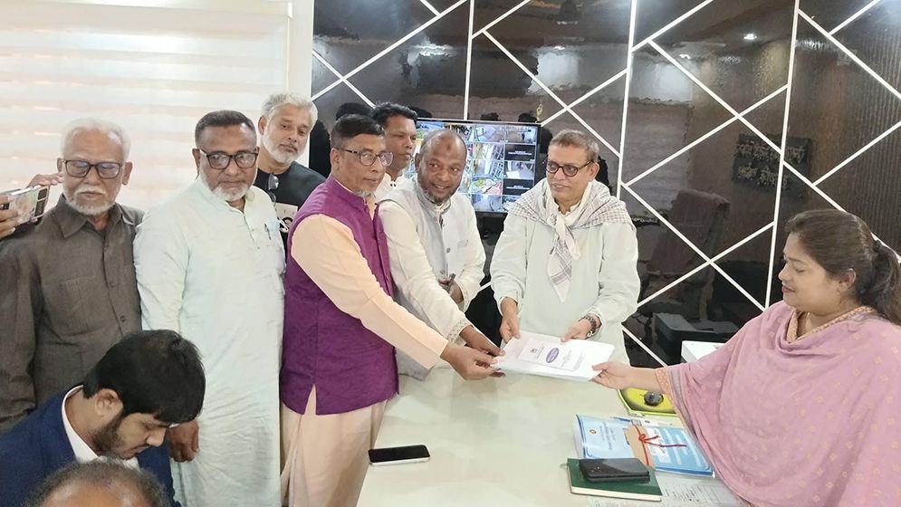 সাবেক এমপি আশরাফ উদ্দিন নিজানের মনোনয়নপত্র সংগ্রহ