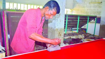 আমদানি সুতায় টিকে আছে ‘রাজশাহী সিল্ক’