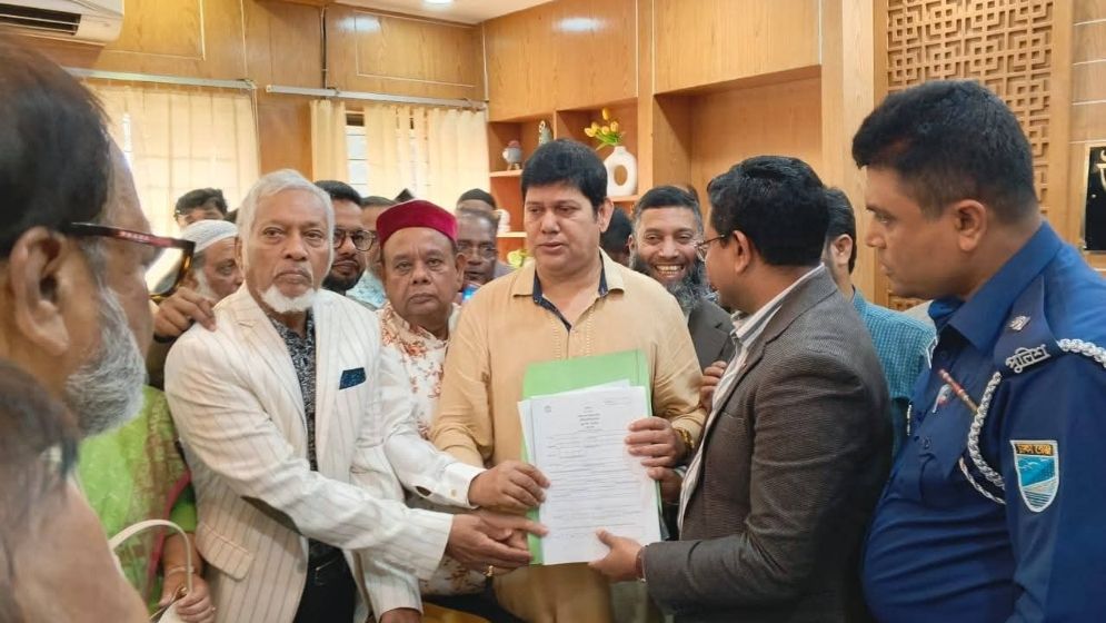 সোনারগাঁয়ে মান্নানের পক্ষে মনোনয়নপত্র সংগ্রহ