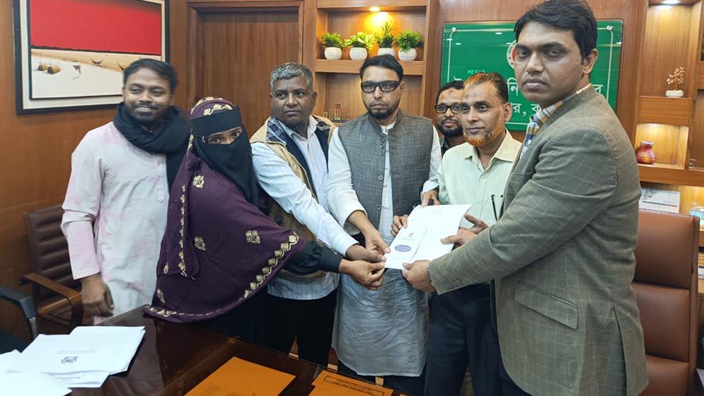 হাসনাতের পক্ষে মনোনয়ন ফরম নিলেন শহীদ পরিবারের সদস্যরা