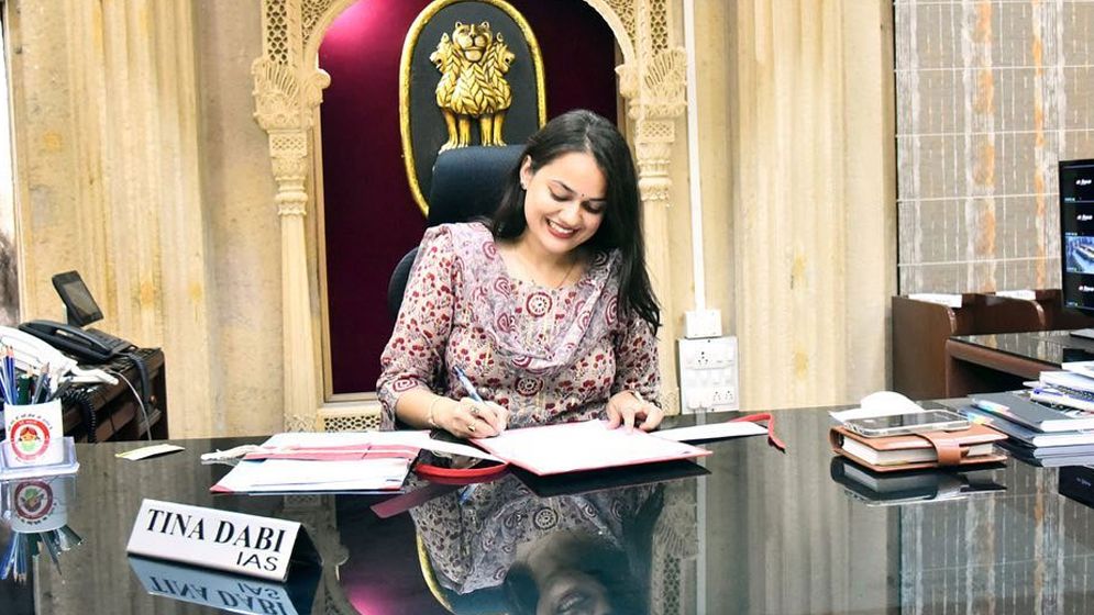 ভারতে নারী কালেক্টরকে ‘রিল তারকা’ বলায় ৪ শিক্ষার্থী আটক