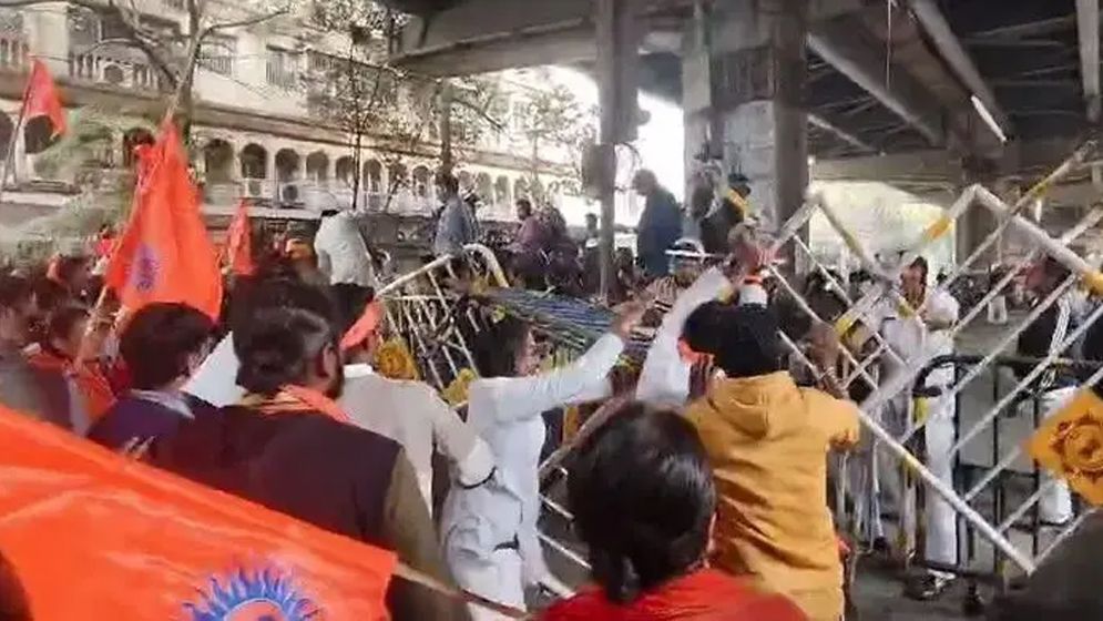 দিল্লির পর কলকাতায় বাংলাদেশ উপহাইকমিশনের সামনে বিক্ষোভ