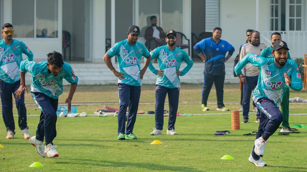 কেন ঢাকায় দেশি কোচ বেশি?