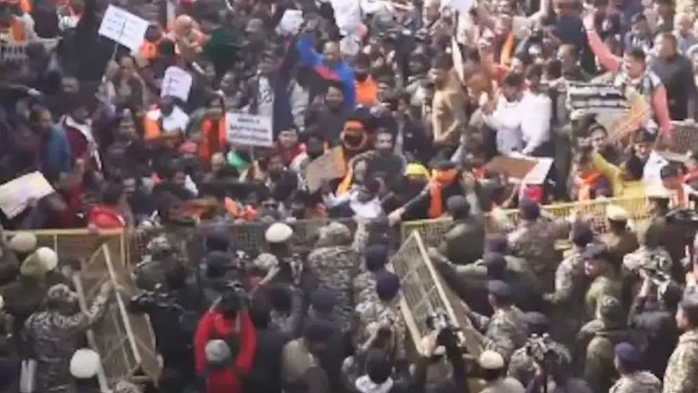 দিল্লিতে বাংলাদেশ হাইকমিশনের সামনে বিক্ষোভ, পুলিশের লাঠিচার্জ