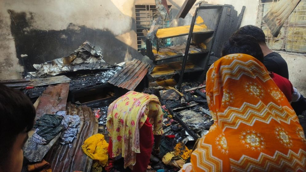 ভয়াবহ আগুনে ১১ ঘর পুড়ে ছাই