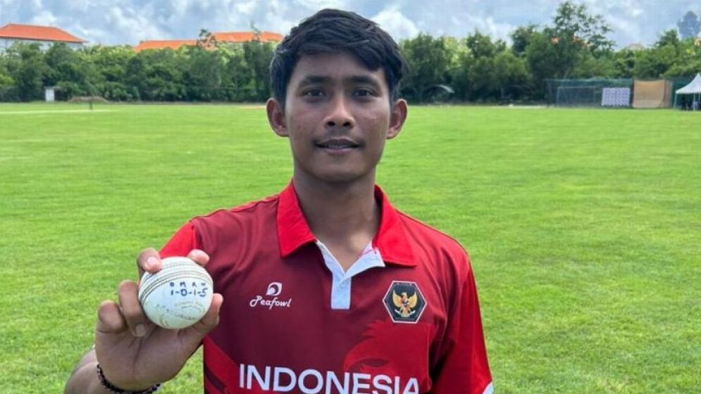 এক ওভারে ৫ উইকেট শিকারে বিশ্বরেকর্ড গড়লেন ইন্দোনেশিয়ান পেসার