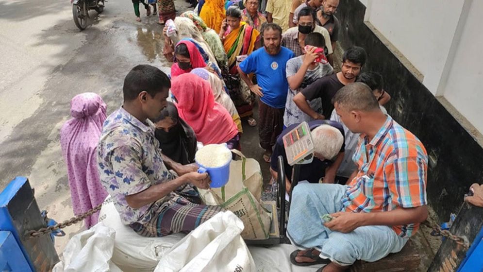 হঠাৎ ওএমএসের চাল-আটা বিক্রি বন্ধ, বিপাকে নিম্ন আয়ের মানুষ