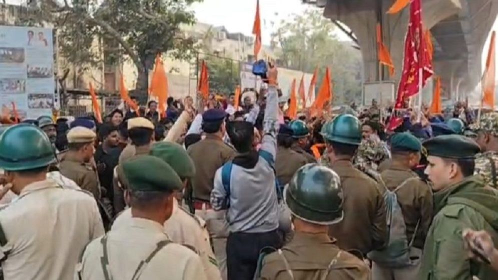 আখাউড়া অভিমুখী বিশ্ব হিন্দু পরিষদের মিছিল আটকে দিল ত্রিপুরা পুলিশ