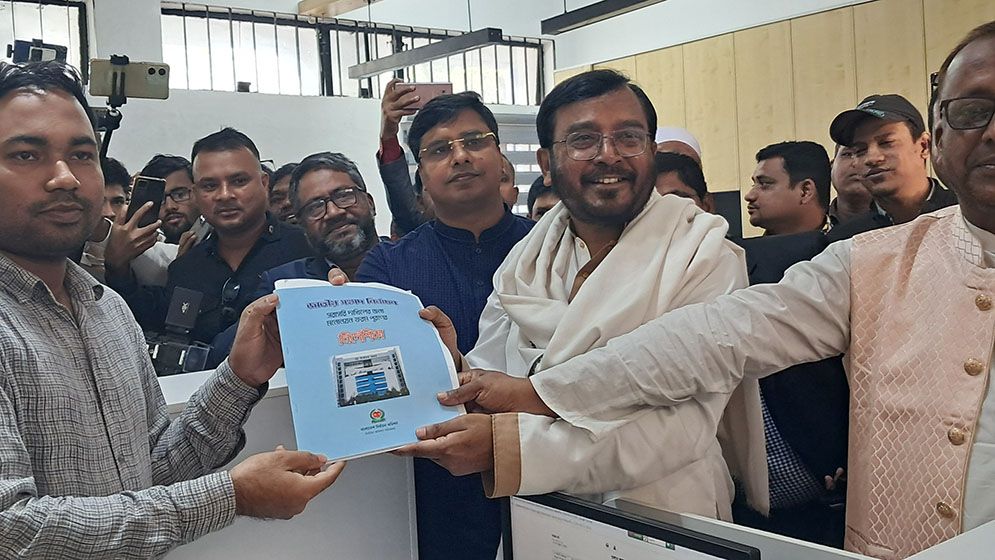 এবি পার্টির চেয়ারম্যান মঞ্জুর মনোনয়নপত্র সংগ্রহ