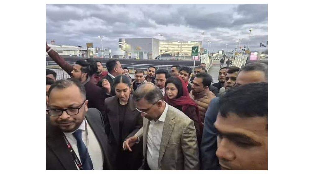 সপরিবারে লন্ডনের হিথ্রো বিমানবন্দরে তারেক রহমান