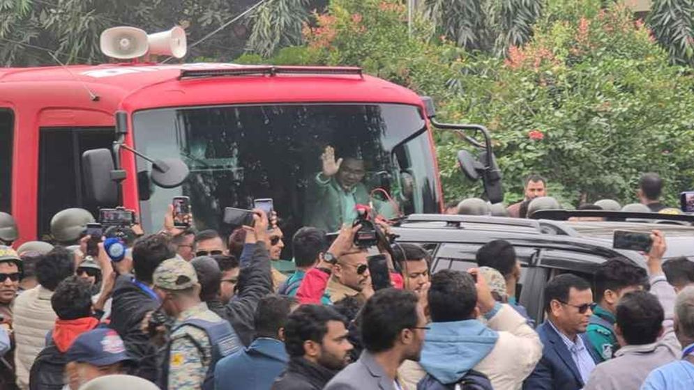 হাত নেড়ে শুভেচ্ছা জানাচ্ছেন তারেক রহমান, জনস্রোত ঠেলে এগোচ্ছে বাস