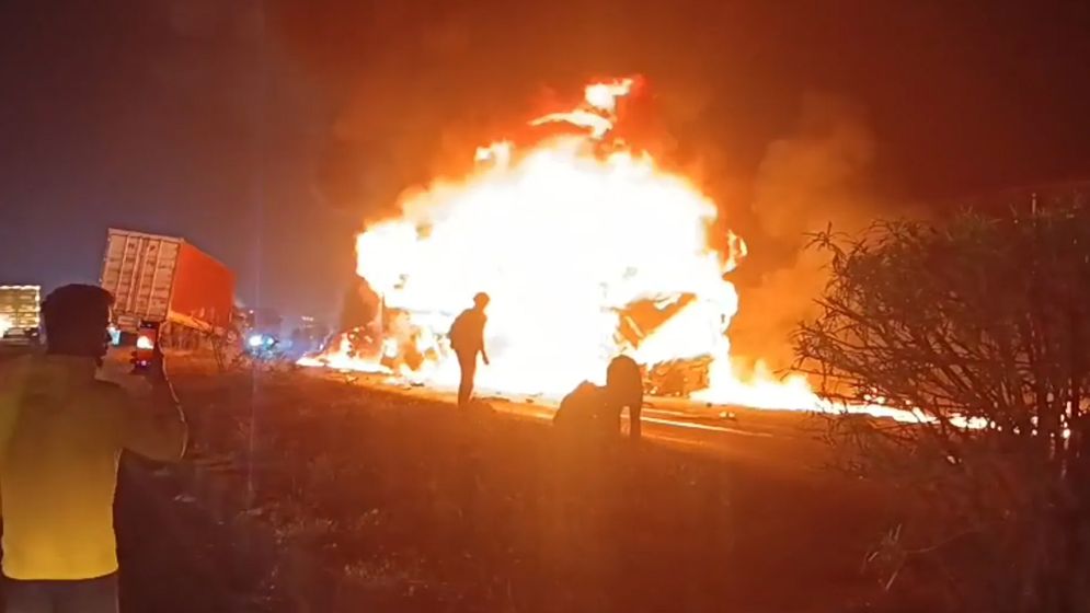 ভারতে বাস-ট্রাক সংঘর্ষে আগুন, নিহত ১০