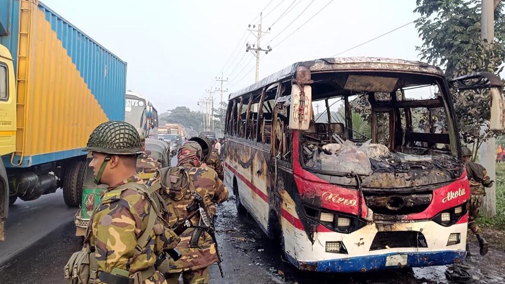 কুমিল্লায় পথচারী নিহতের ঘটনায় বাসে আগুন