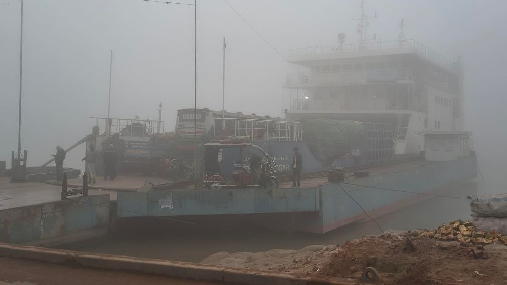 ঘন কুয়াশার কারণে দৌলতদিয়া-পাটুরিয়া নৌরুটে ফেরি চলাচল বন্ধ