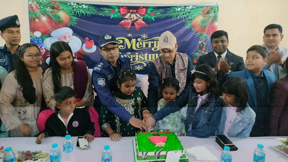 শিশুদের সঙ্গে কেক কেটে বড়দিনের আনন্দ ভাগাভাগি করলেন ডিসি-এসপি