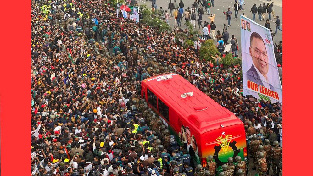 জুলাই-৩৬ এক্সপ্রেসওয়েতে গণসংবর্ধনায় তারেক রহমান, দেখুন ছবিতে