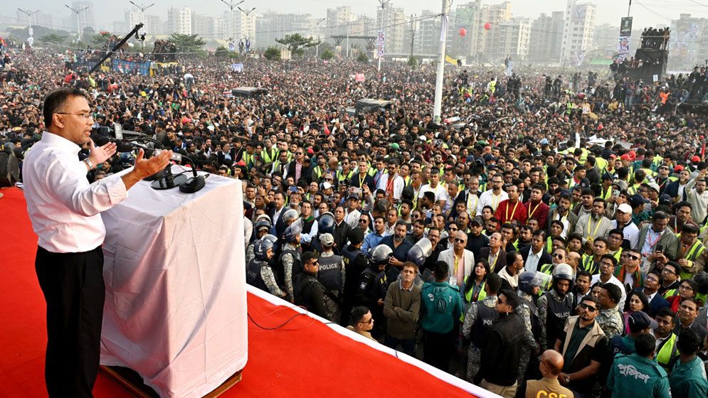 জুলাই-৩৬ এক্সপ্রেসওয়েতে গণসংবর্ধনায় তারেক রহমান, দেখুন ছবিতে