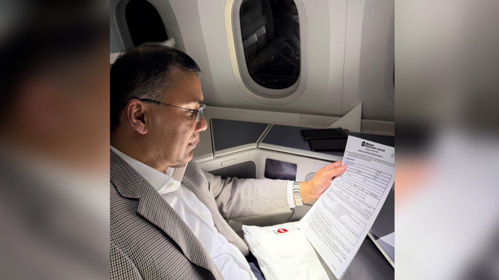 উড়োজাহাজের আসনে বসা ছবি দিয়ে তারেক রহমান লিখলেন ‘ফেরা’