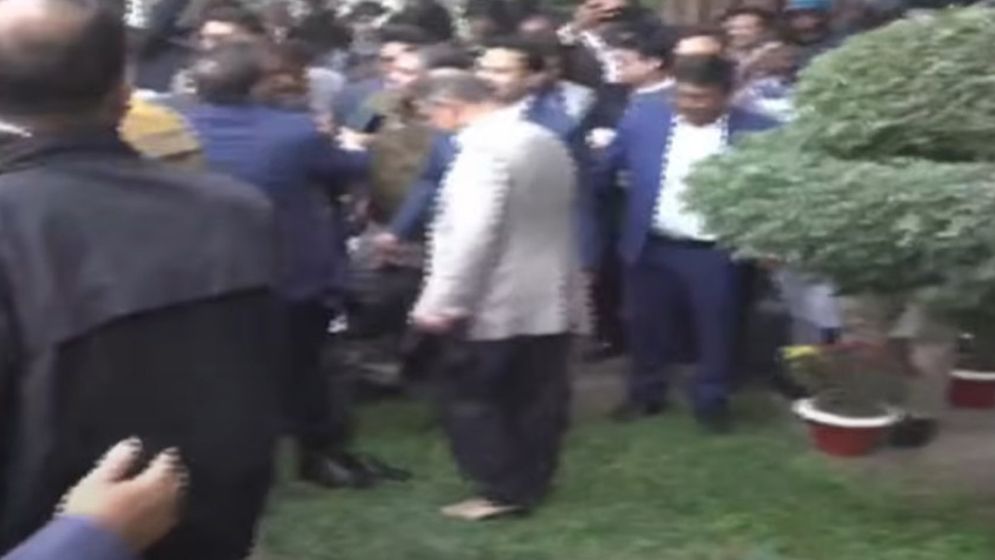 মাতৃভূমির মাটি ছুঁয়ে দেখলেন তারেক রহমান