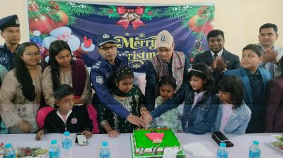 শিশুদের সঙ্গে কেক কেটে বড়দিনের আনন্দ ভাগাভাগি করলেন ডিসি-এসপি