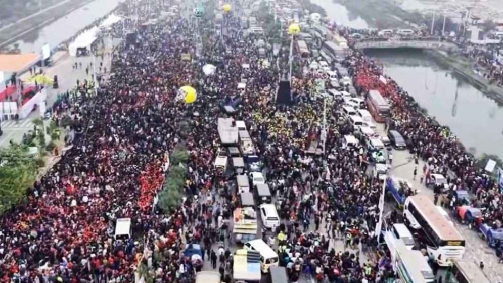 সব পথ মিশেছে ৩০০ ফিট সড়কে