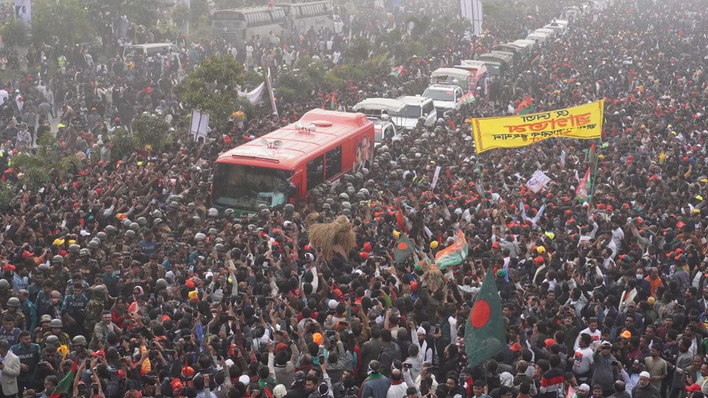 মঞ্চের একেবারেই কাছাকাছি, লাখো মানুষের ভালোবাসায় সিক্ত তারেক রহমান