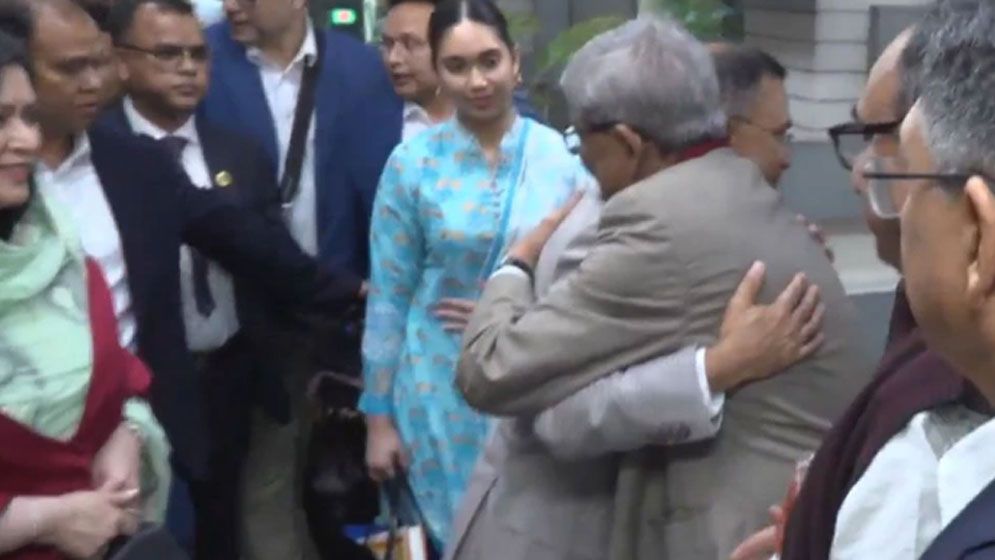 মির্জা ফখরুলকে বুকে জড়িয়ে ধরলেন তারেক রহমান