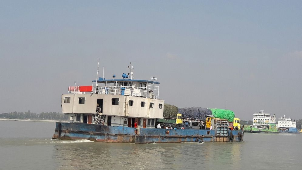 দৌলতদিয়া-পাটুরিয়ায় নৌরুটে ফেরি চলাচল স্বাভাবিক