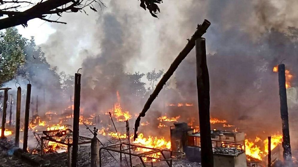 রোহিঙ্গা ক্যাম্পে এক রাতেই দুই অগ্নিকাণ্ড, পুড়ল স্বাস্থ্যকেন্দ্র