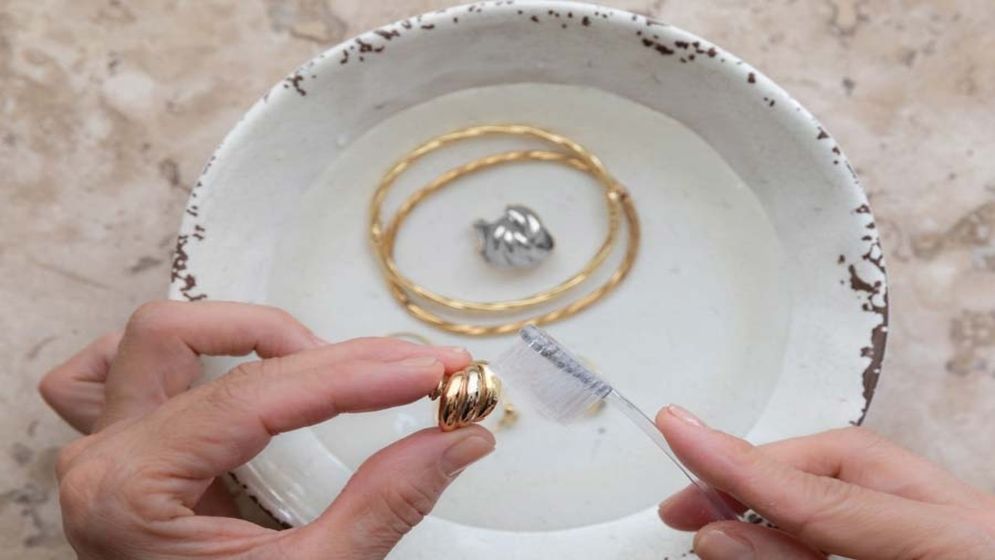 সহজ উপায়ে আপনার প্রিয় গহনা যেভাবে পরিষ্কার করবেন