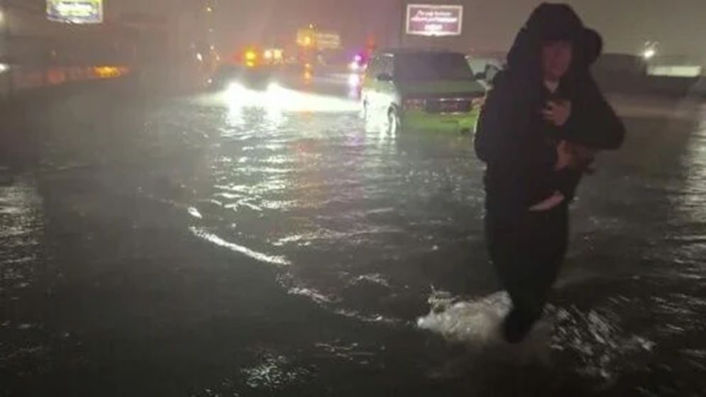 ক্রিসমাসের রাতে ক্যালিফোর্নিয়ায় ভয়াবহ ঝড়বৃষ্টিতে ৩ জনের মৃত্যু