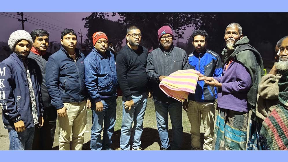 গৌরীপুরে ভবঘুরে ছিন্নমূল প্রতিবন্ধীদের মাঝে স্বজনের শীতবস্ত্র বিতরণ