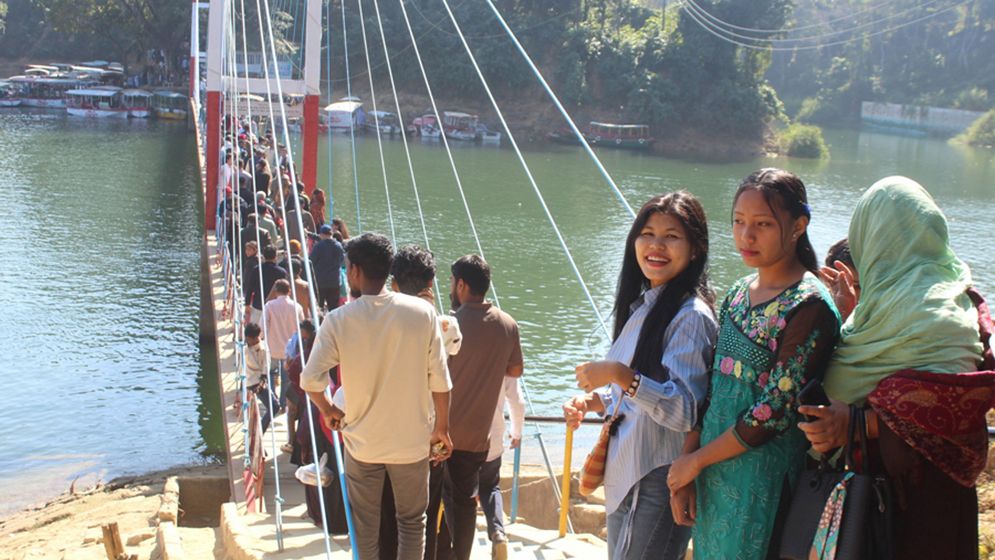 রাঙামাটিতে পর্যটকের ঢল