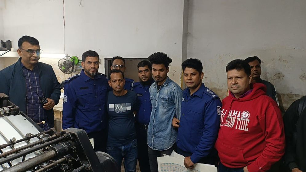 সিদ্ধিরগঞ্জে কোটি টাকার নকল স্ট্যাম্প জব্দ, গ্রেফতার ২