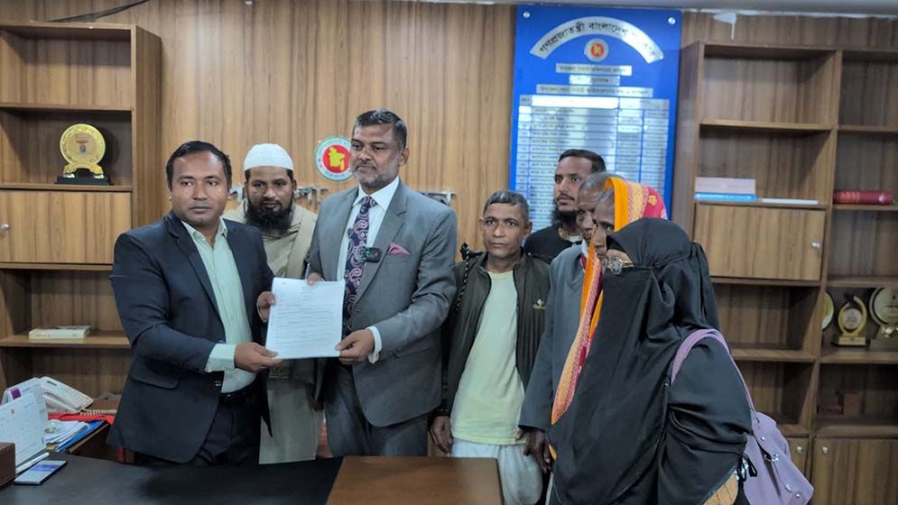 শিক্ষক মুক্তিযোদ্ধা পুরোহিতকে সঙ্গে নিয়ে মনোনয়ন ফরম তুললেন শিশির মনির