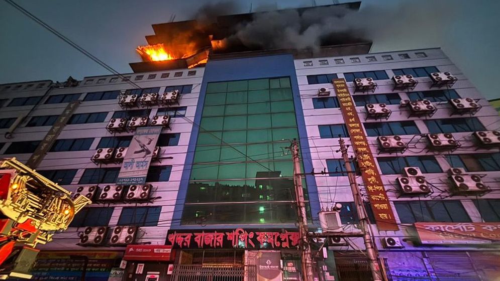 গুলিস্তানের খদ্দর মার্কেটে লাগা আগুন নিয়ন্ত্রণে