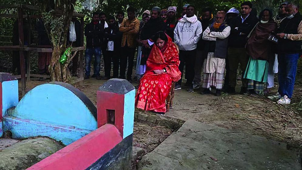 দাদা-দাদির কবর জিয়ারতের মাধ্যমে নির্বাচনী কার্যক্রম শুরু রুমিন ফারহানার