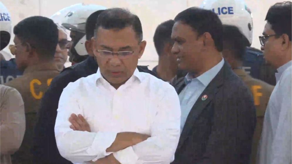 নেতাকর্মীদের সরিয়ে বাবার কবরের পাশে একান্তে দাঁড়ালেন তারেক রহমান