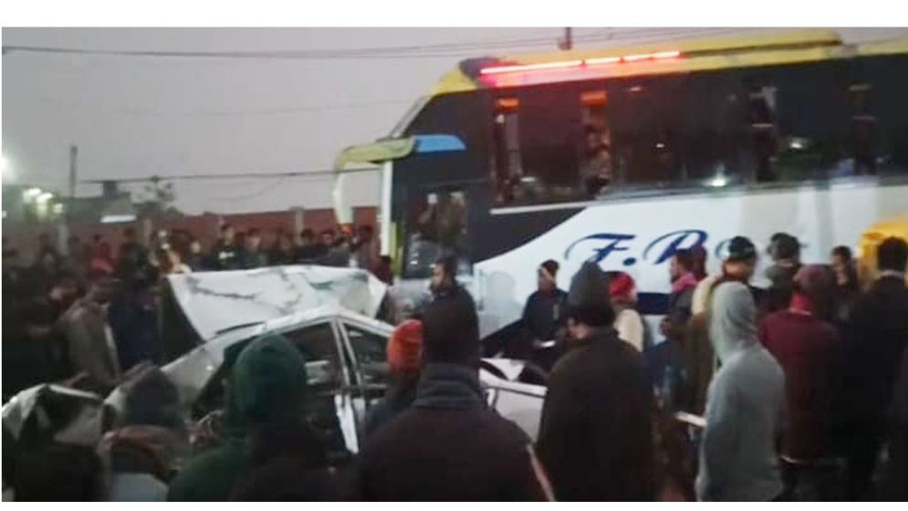 দাঁড়িয়ে থাকা প্রাইভেটকারে ট্রাকের ধাক্কা, প্রাণ গেল মা-মেয়ের