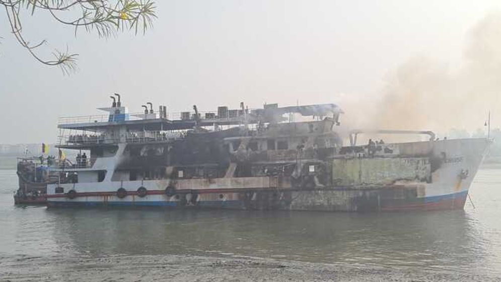 সেন্টমার্টিনগামী জাহাজে আগুনে নিহত এক, উদ্ধার ১৫