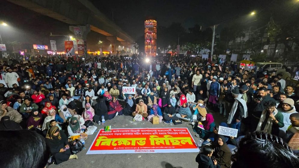 জমায়েত বাড়ছে শাহবাগে, রাতভর থাকার ঘোষণা