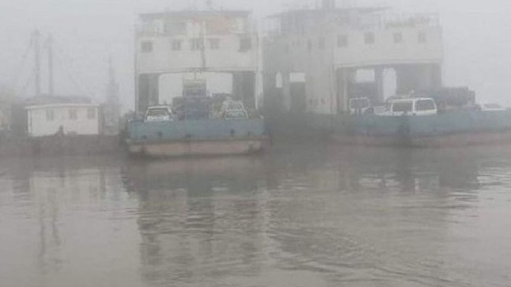 কুয়াশার চাদরে অবরুদ্ধ পদ্মা-যমুনা নৌপথ