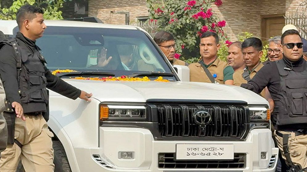 ছোট ভাইয়ের কবর জিয়ারতে বনানীর পথে তারেক রহমান